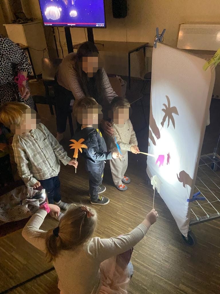 Lituanistiniame vaikų klube vaikai žaidė šešėlių teatrą